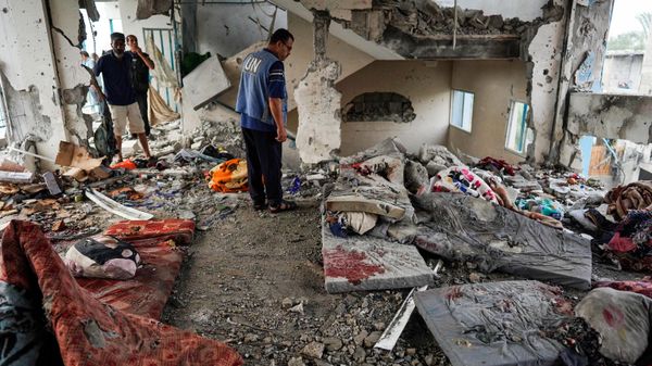 A member of the United Nations checks a UN-school housing displaced people that was hit during Israeli bombardment in Nuseirat, in the central Gaza Strip, on June 6, 2024, amid the ongoing conflict between Israel and the Palestinian Hamas militant group - Sputnik International