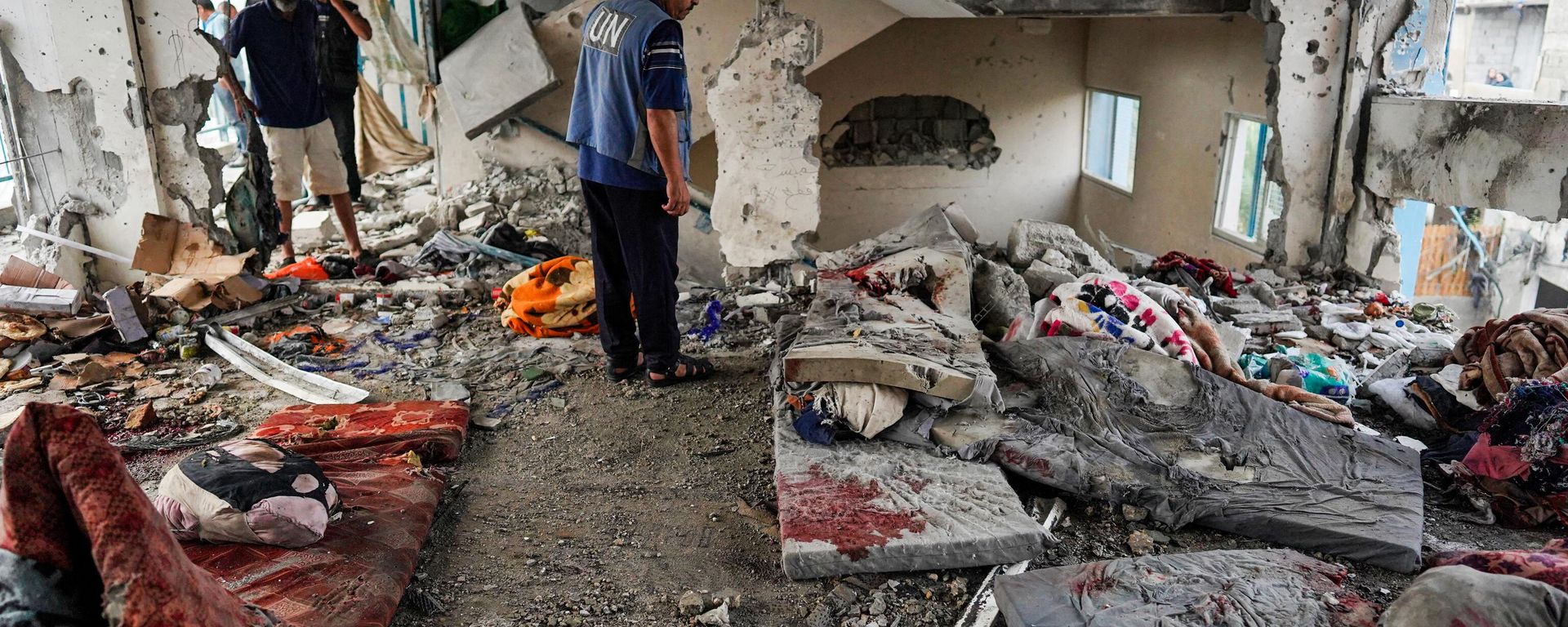 A member of the United Nations checks a UN-school housing displaced people that was hit during Israeli bombardment in Nuseirat, in the central Gaza Strip, on June 6, 2024, amid the ongoing conflict between Israel and the Palestinian Hamas militant group - Sputnik International, 1920, 07.06.2024