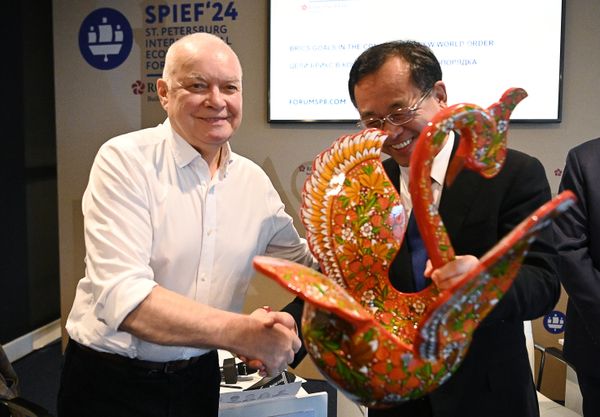 Dmitry Kiselev, director general of Sputnik's parent media group Rossiya Segodnya, together with China's Xinhua News Agency director Siu Wai Lui. - Sputnik International