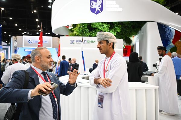 Foreign guests at the forum next to stands representing Russia's major industrial brands. - Sputnik International