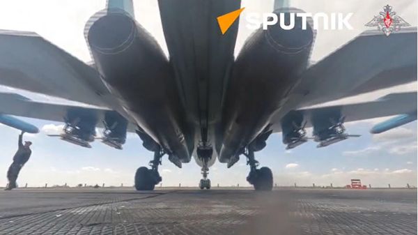 Russian Jet Target Cloaked Ukrainian Position Using Converted Dumb-to-Smart Bombs - Sputnik International