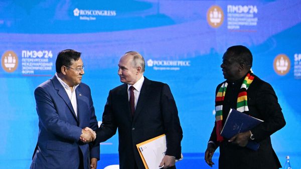 Президент Боливии Луис Альберто Арсе Катакора, президент РФ Владимир Путин, президент Зимбабве Эммерсон Мнангагва на ПМЭФ-2024, Россия - Sputnik International