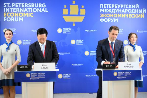 Zhou Liqun, CEO of China Chengtong International Investment Co. Ltd. (left) and Yuri Manevich, CEO of Russia's New Land Grain Corridor Group, sign an agreement at SPIEF-2024.  - Sputnik International