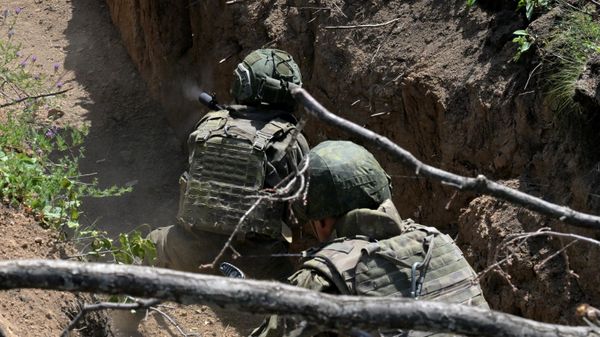 Russian servicemen are practicing techniques for assaulting an enemy stronghold in the special military operation zone. - Sputnik International