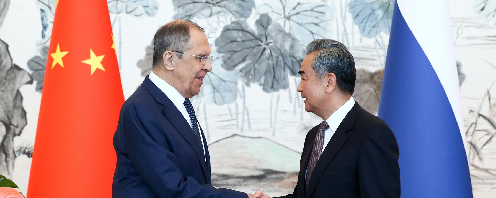 Russian Foreign Minister Sergey Lavrov and Chinese Foreign Minister Wang Yi - Sputnik International, 1920, 14.04.2026