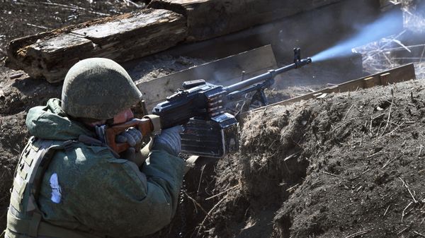 A serviceman fires a machine gun during a combat training at Bamburovo Marine Corps training ground of the Russian Pacific Fleet - Sputnik International