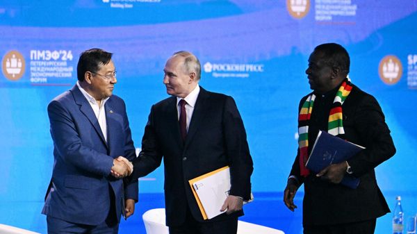 Bolivian President Luis Alberto Arce Catacora, Russian President Vladimir Putin and Zimbabwean President Emmerson Mnangagwa attend a plenary session of the St. Petersburg International Economic Forum - Sputnik International