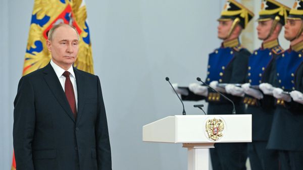 Vladimir Putin bestows state awards on writers, scientists, humanitarian workers and other outstanding professionals in their fields on Russia Day - Sputnik International