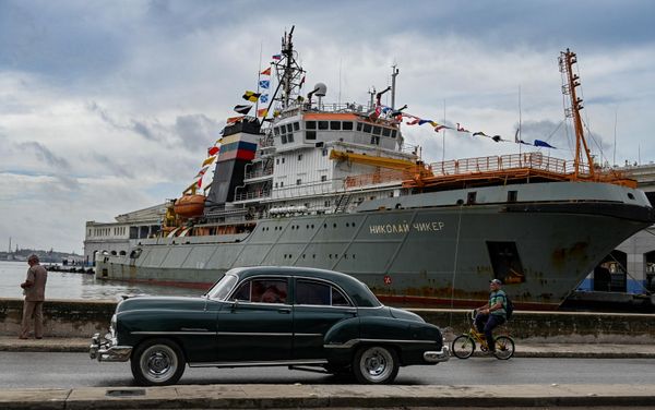 The Nikolay Chiker rescue tug ship docks at Havana's harbor.  - Sputnik International