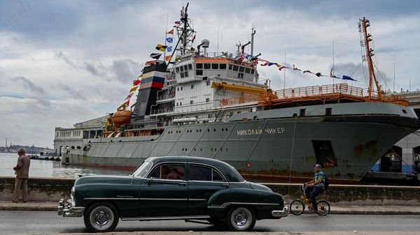 The rescue and tugboat Nikolai Chiker, part of the Russian naval detachment visiting Cuba, docks at Havana's harbor - Sputnik International