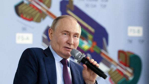 Russian President Vladimir Putin meets with megagrant recipients and leading scientists at the Joint Institute for Nuclear Research, in Dubna - Sputnik International