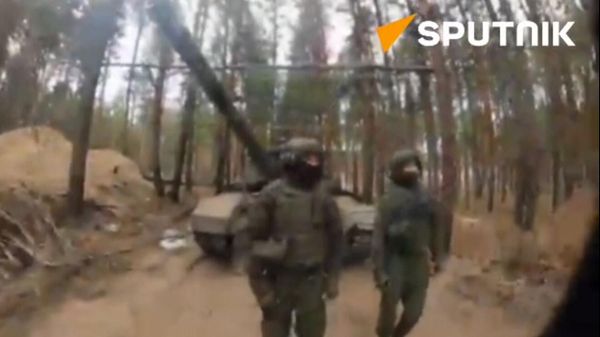 A Russian T-72B3M tank crew hit a cluster of Ukrainian infantry and armored vehicles on the right bank of the Dnepr River in the Kherson region - Sputnik International