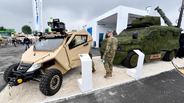 A US soldier looks military vehicles displayed at the Eurosatory Defence and Security international exhibition in Villepinte, near Paris on June 11, 2018 - Sputnik International