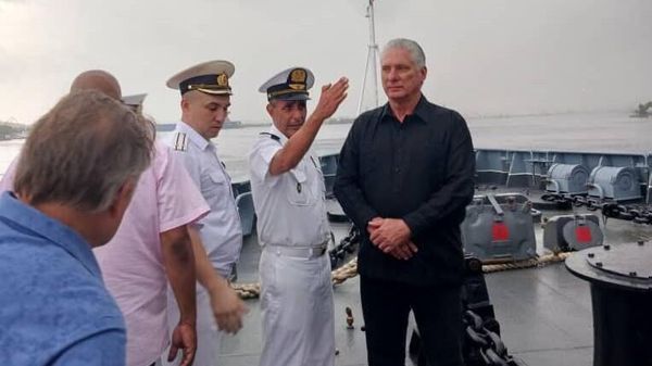 Cuban President Miguel Diaz-Canel Bermudez visited Russian ships docked in the port of Havana and greeted the sailors. - Sputnik International