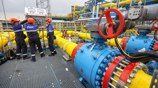 Employees work at the gas metering units of the Gazprom's Amur Gas Processing Plant near the town of Svobodny, Amur Region, Russia.  - Sputnik International