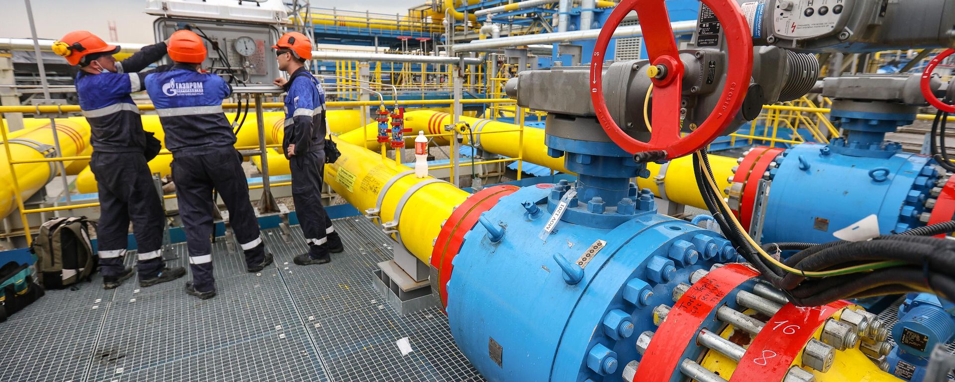 Employees work at the gas metering units of the Gazprom's Amur Gas Processing Plant near the town of Svobodny, Amur Region, Russia.  - Sputnik International, 1920, 20.01.2026