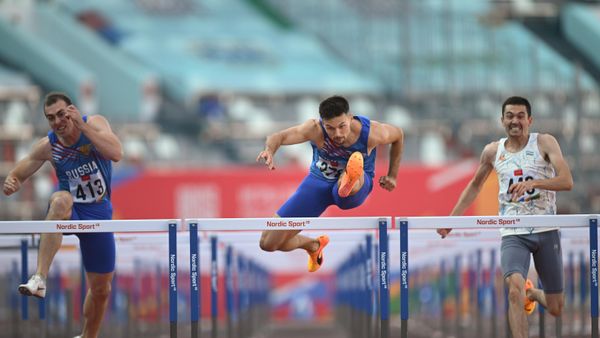 Sergey Shubenkov (Russia), Artem Makarenko (Russia) and Ergash Normuradov (Uzbekistan) in the men's 110m hurdles final at the BRICS Games in Kazan. - Sputnik International