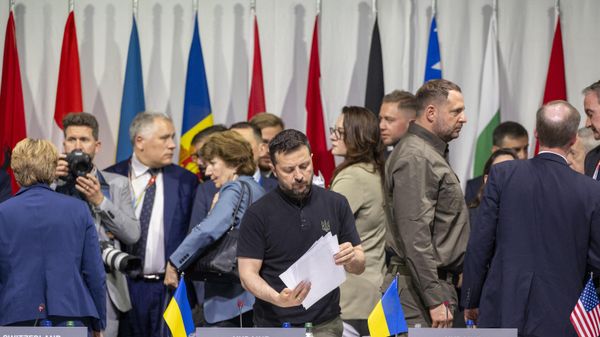  Ukraine's President Volodymyr Zelensky (C) looks at papers as he attends a plenary session at the Summit on peace in Ukraine, at the luxury Burgenstock resort, near Lucerne, on June 16, 2024. - Sputnik International
