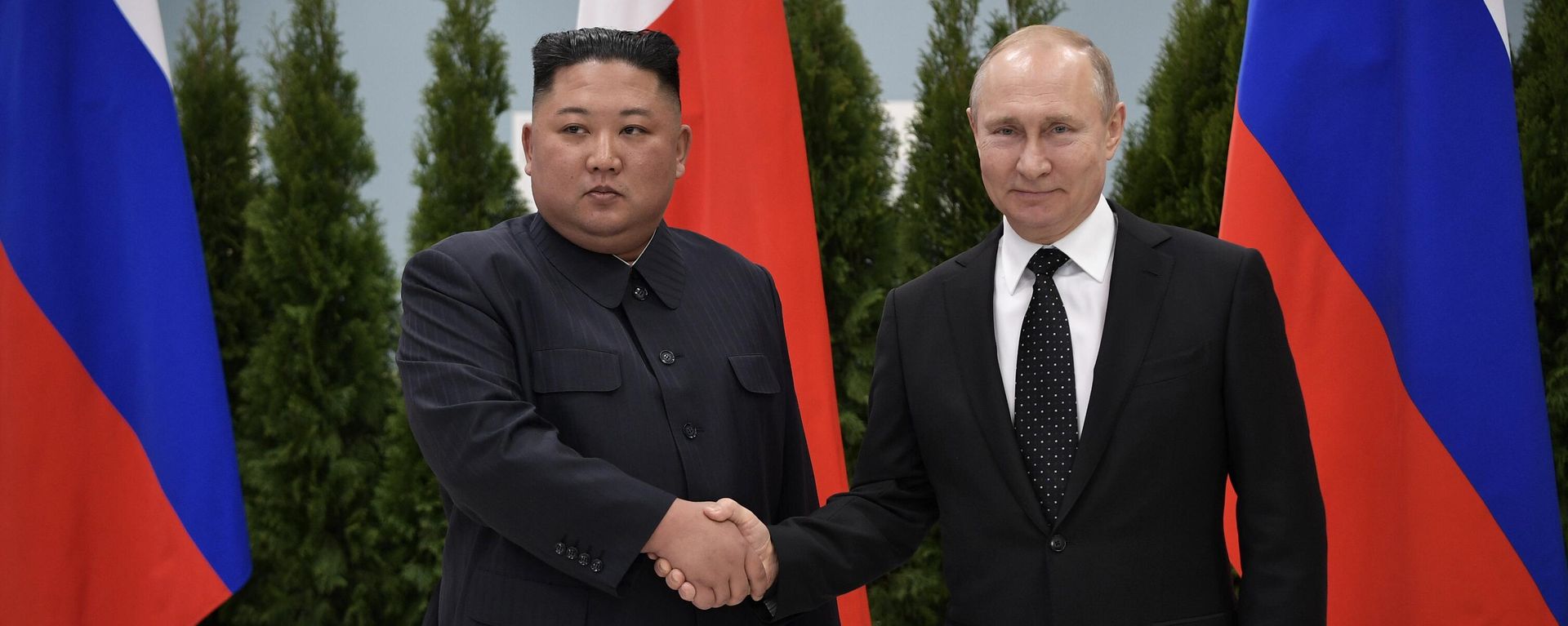 Russian President Vladimir Putin and North Korean leader Kim Jong Un shake hands during their meeting at the Far Eastern Federal University campus on Russky Island in Vladivostok, Russia. - Sputnik International, 1920, 28.04.2025
