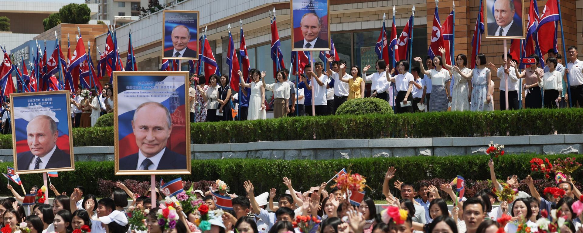 People of North Korea greet Russian President Vladimir Putin - Sputnik International, 1920, 19.06.2024