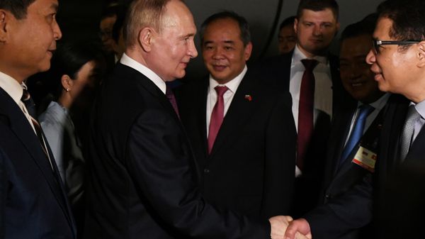 Vladimir Putin warmly welcomed in Hanoi airport - Sputnik International
