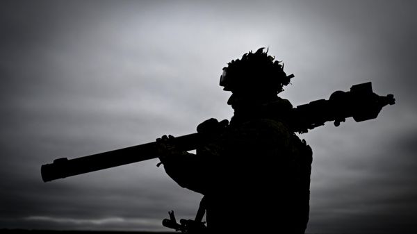 A Russian serviceman holds a 9K38 Igla man-portable surface-to-air missile system  - Sputnik International