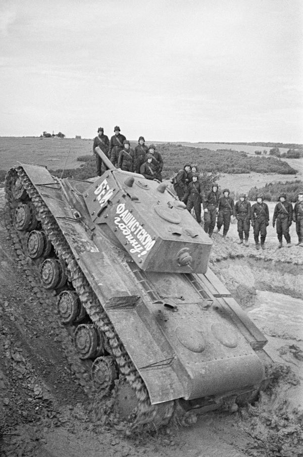 Soviet tank of the armored regiment at the J.V. Stalin's Military Academy of Mechanization and Motorization in Moscow. June 1941. - Sputnik International