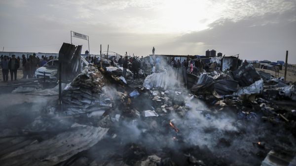 Palestinians look at the destruction after an Israeli strike where displaced people were staying in Rafah, Gaza Strip, Monday, May 27, 2024 - Sputnik International