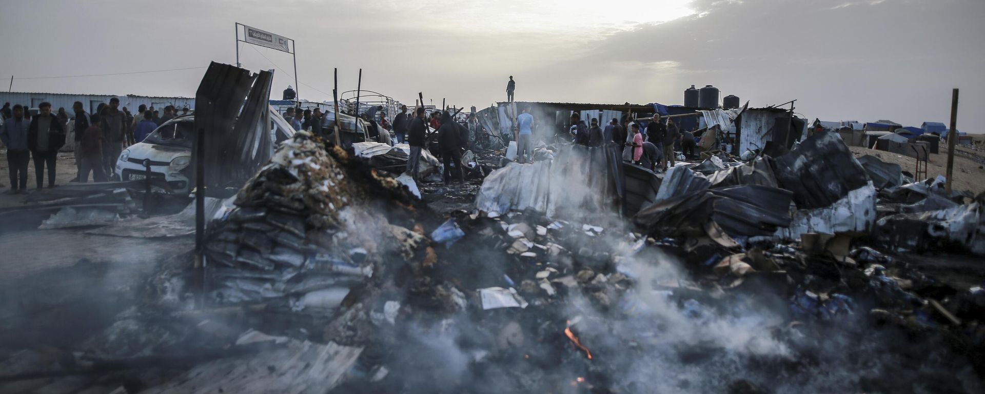 Palestinians look at the destruction after an Israeli strike where displaced people were staying in Rafah, Gaza Strip, Monday, May 27, 2024 - Sputnik International, 1920, 10.07.2024