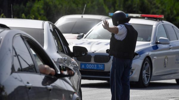 A Russian law enforcement officer directs traffic on a street after a Ukrainian missile attack amid Russia's military operation in Ukraine, in Sevastopol, Republic of Crimea, Russia. A Russian law enforcement officer directs traffic on a street after a Ukrainian missile attack amid Russia's military operation in Ukraine, in Sevastopol, Republic of Crimea, Russia. - Sputnik International