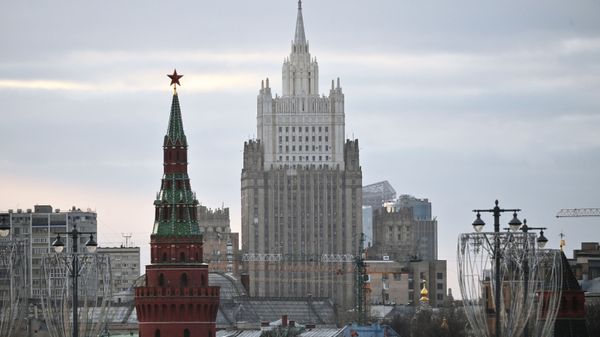 Здание Министерства иностранных дел РФ и Водовзводная башня Московского Кремля - Sputnik International