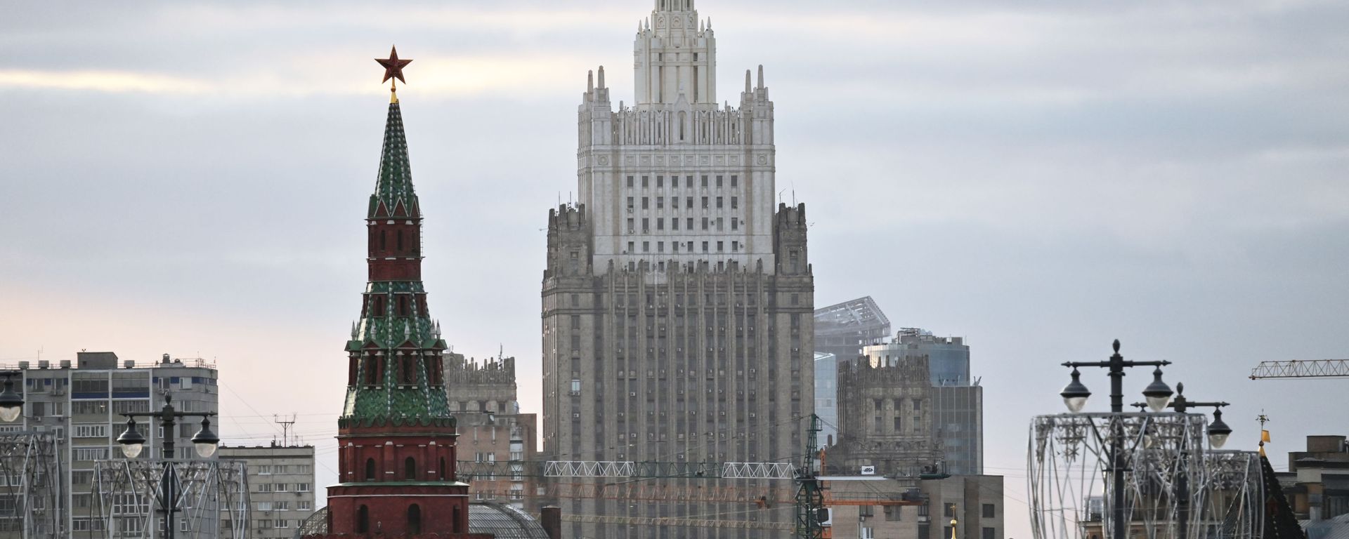 Здание Министерства иностранных дел РФ и Водовзводная башня Московского Кремля - Sputnik International, 1920, 01.11.2025