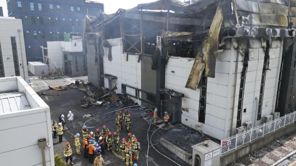 Firefighters carry a body at the site of a fire at a lithium battery manufacturing factory in Hwaseong, South Korea, Monday, June 24, 2024.  - Sputnik International