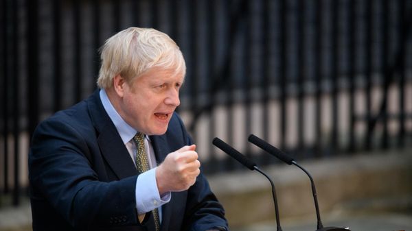 Boris Johnson delivers a speech next to 10 Downing Street in London - Sputnik International