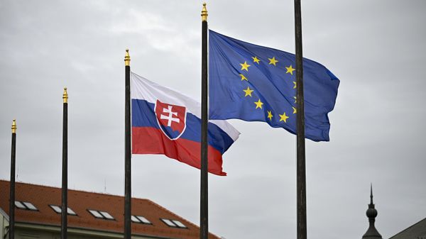 The Slovak national flag, left, flutters next to the flag of European Union in front of the Presidential Palace in Bratislava, Slovakia on Friday, April 5, 2024 The Slovak national flag, left, flutters next to the flag of European Union in front of the Presidential Palace in Bratislava, Slovakia on Friday, April 5, 2024 - Sputnik International