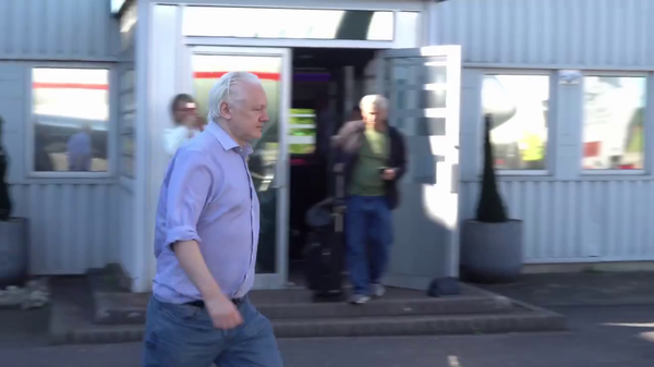 Wikileaks founder Julian Assange has been freed, he left Belmarsh prison, returns to Australia, Wikileaks said - Sputnik International