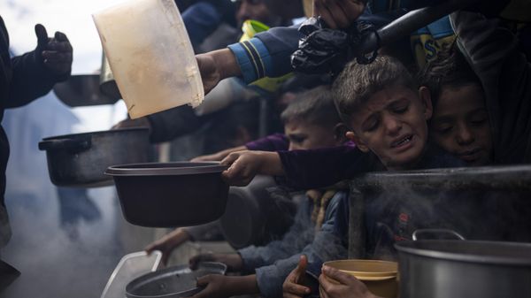 Palestinians line up for a free meal in Rafah, Gaza Strip, Friday, Feb. 16, 2024 Palestinians line up for a free meal in Rafah, Gaza Strip, Friday, Feb. 16, 2024 - Sputnik International