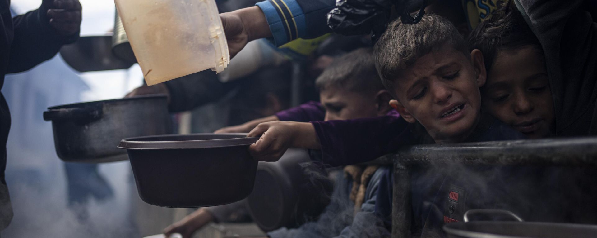Palestinians line up for a free meal in Rafah, Gaza Strip, Friday, Feb. 16, 2024 - Sputnik International, 1920, 25.06.2024