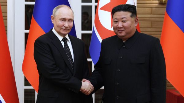 Russian President Vladimir Putin and North Korean leader Kim Jong Un pose for photos after a welcoming ceremony at Kumsusan state residence in Pyongyang, North Korea - Sputnik International