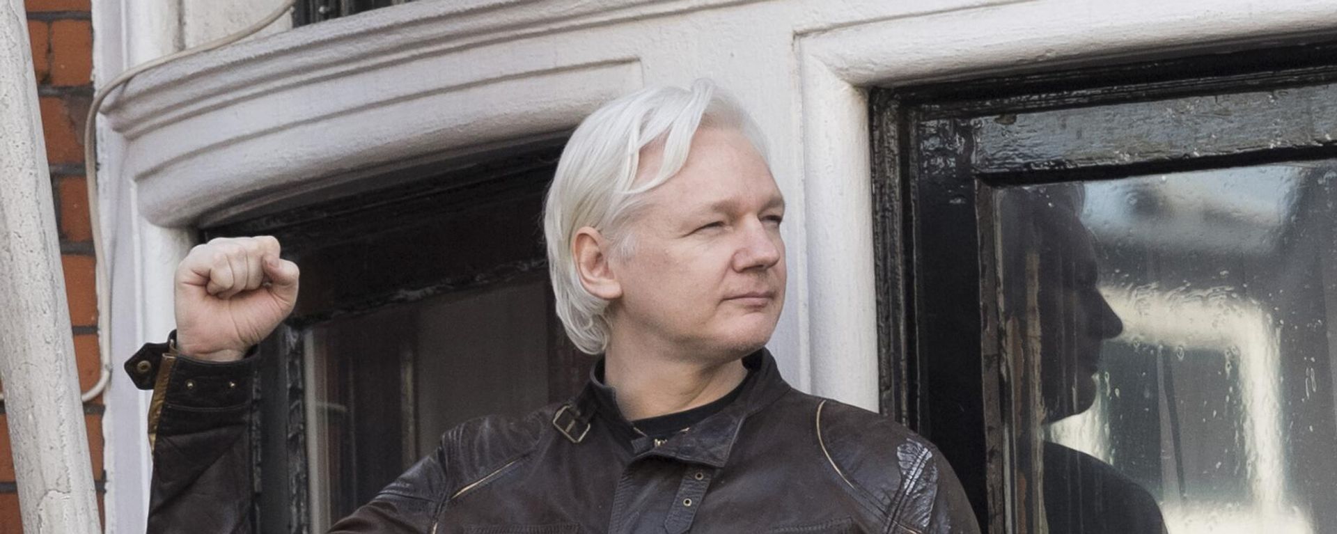 WikiLeaks co-founder Julian Assange stands on the balcony of Ecuador Embassy in London WikiLeaks co-founder Julian Assange stands on the balcony of Ecuador Embassy in London - Sputnik International, 1920, 02.10.2024