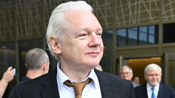 WikiLeaks founder Julian Assange leaves the US Federal Courthouse in the Commonwealth of the Northern Mariana Islands in Saipan, Northern Mariana Islands, on June 26, 2024, after pleading guilty to a single count of conspiracy to obtain and disseminate national defence information - Sputnik International