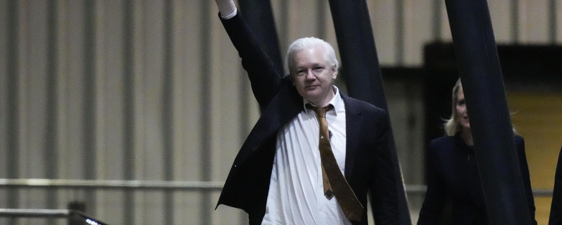WikiLeaks founder Julian Assange waves after landing at RAAF air base Fairbairn in Canberra, Australia, Wednesday, June 26 2024. Assange has returned to his homeland Australia aboard a charter jet hours after pleading guilty to obtaining and publishing U.S. military secrets in a deal with Justice Department prosecutors that concludes a drawn-out legal saga. WikiLeaks founder Julian Assange waves after landing at RAAF air base Fairbairn in Canberra, Australia, Wednesday, June 26 2024. Assange has returned to his homeland Australia aboard a charter jet hours after pleading guilty to obtaining and publishing U.S. military secrets in a deal with Justice Department prosecutors that concludes a drawn-out legal saga. - Sputnik International, 1920, 21.08.2024