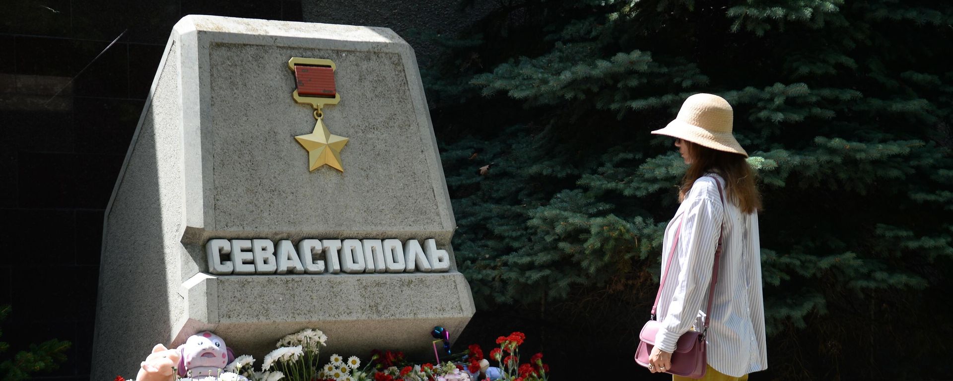 A woman visits a makeshift memorial to victims of a shelling, which Russian authorities said was a Ukrainian missile attack in the course of Russia's military operation in Ukraine, at the Alley of Hero Cities on a day of mourning in Sevastopol, Republic of Crimea, Russia - Sputnik International, 1920, 27.06.2024