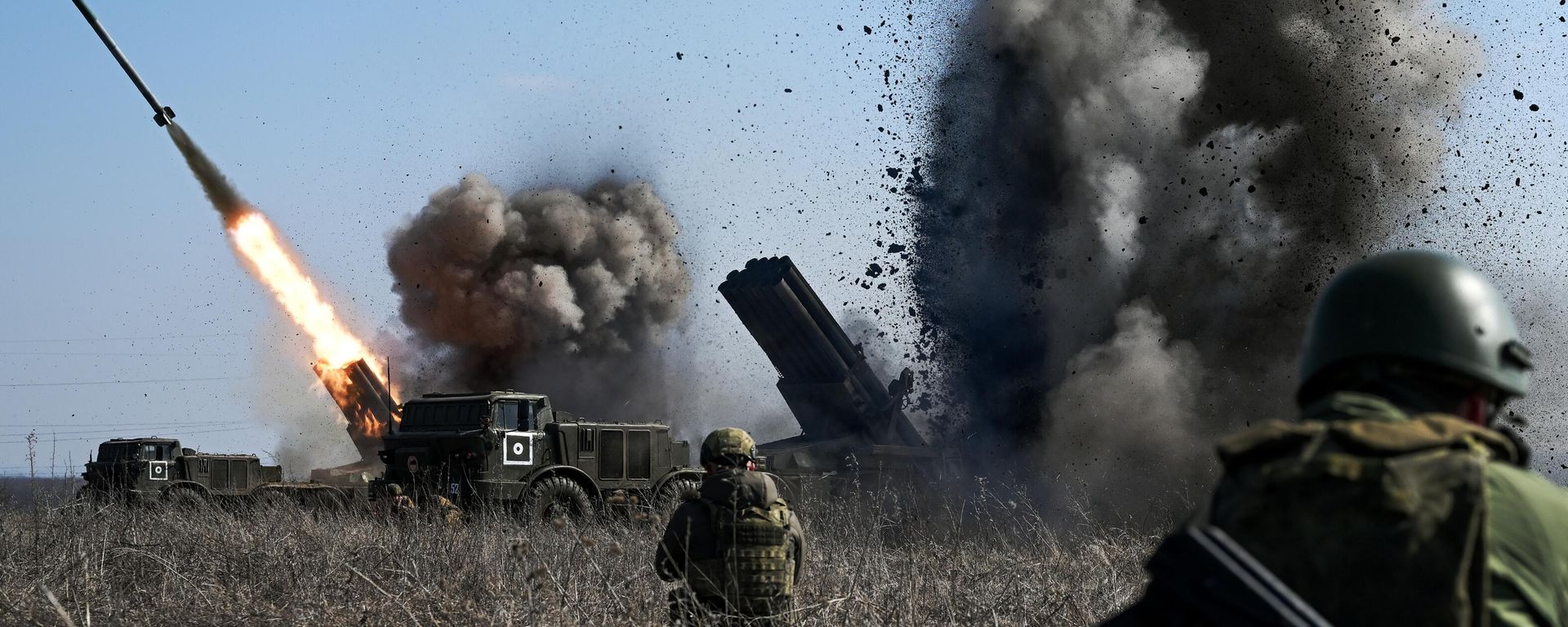 Russian servicemen of the artillery brigade division of the Tsentr battlegroup of forces fire a BM-27 9K57 Uragan (Hurricane) multiple launch rocket system towards positions of the Ukrainian Armed Forces  - Sputnik International, 1920, 11.05.2026