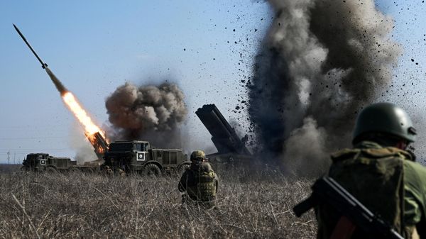 Russian servicemen of the artillery brigade division of the Tsentr battlegroup of forces fire a BM-27 9K57 Uragan (Hurricane) multiple launch rocket system towards positions of the Ukrainian Armed Forces  - Sputnik International