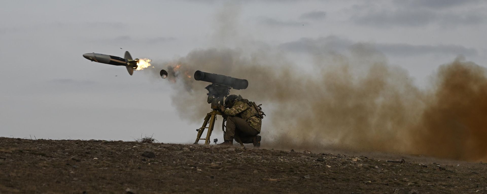 A Russian serviceman of the Central Military District fires a Kornet anti-tank guided missile from a launcher - Sputnik International, 1920, 29.06.2024