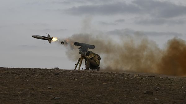 A Russian serviceman of the Central Military District fires a Kornet anti-tank guided missile from a launcher - Sputnik International