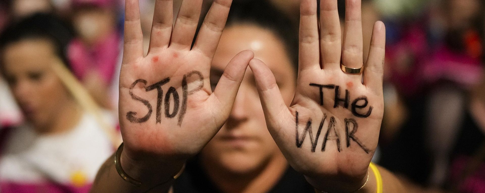 A protester calls for the end of the war in Gaza, in Tel Aviv, Israel, Saturday, June 29, 2024. - Sputnik International, 1920, 29.06.2024