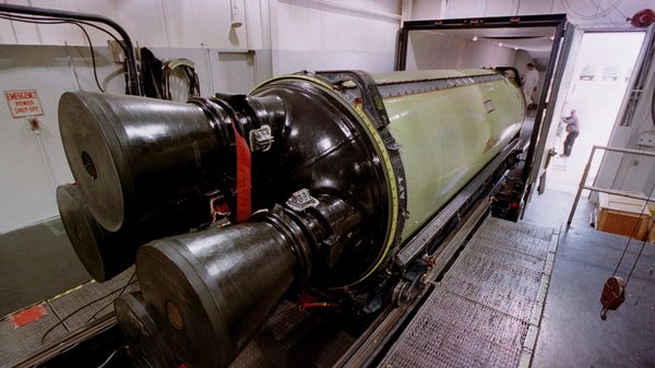 A Minuteman III missile engine is loaded into a truck for transport to another building for X-raying before being torn down and rebuilt, Thursday, June 22, 2000, at Hill Air Force Base, Utah. - Sputnik International