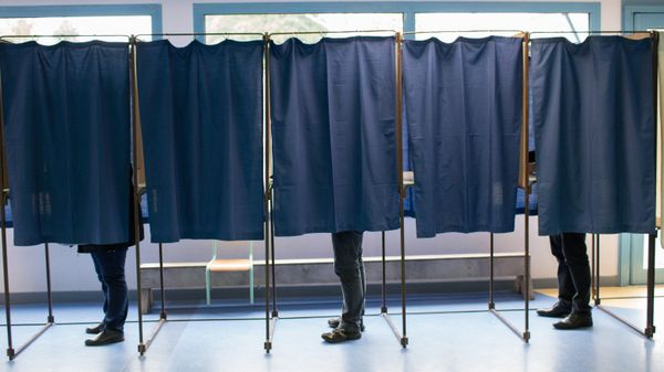 People cast their votes at a polling station at Henin-Beaumont in France - Sputnik International